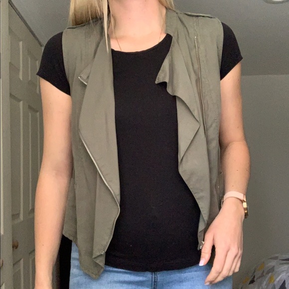 Army Green Fashion Vest - Picture 2 of 3